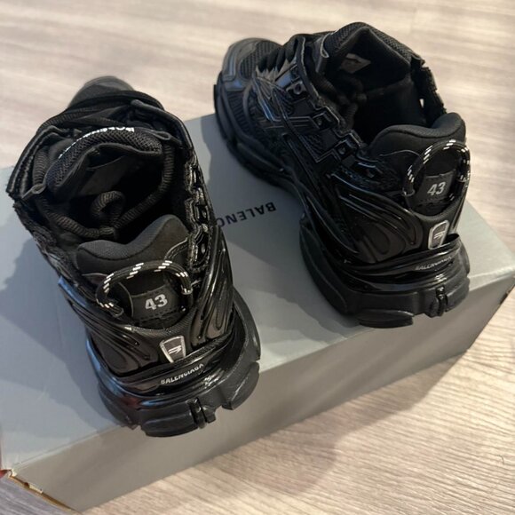 Balenciaga Men's Black runner - Picture 3 of 5